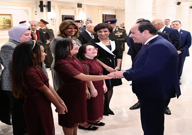 الرئيس عبد الفتاح السيسي بتفقد معرض القافلة الطبية